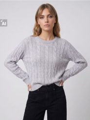 Sweter z wiskozą z ozdobnym splotem - szary. Szare swetry damskie Sinsay, l, bez wzorów, z wiskozy, bez kołnierzyka, bez ramiączek, bez kaptura. Za 49.99 zł.