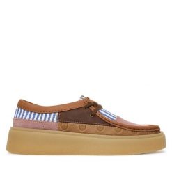 Półbuty Clarks. Półbuty damskie Clarks, bez wzorów, bez obcasa, na płaskiej podeszwie, bez zapięcia. Za 599.99 zł.