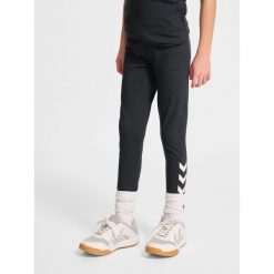 Dziewczęce legginsy z logo Hummel. Czarne spodnie sportowe dla dziewczynek Hummel, bez wzorów, na fitness i siłownię. Za 121.00 zł.