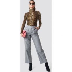 NA-KD Classic Szerokie spodnie w kant - Grey. Szare spodnie materiałowe damskie NA-KD Classic, z haftami. Za 161.95 zł.