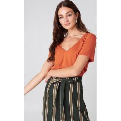 NA-KD Basic T-shirt z dekoltem V - Orange. Pomarańczowe t-shirty damskie NA-KD Basic, z bawełny. Za 40.95 zł.