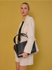 Torebka typu shopper z odpinaną saszetką - czarny. Czarne torebki shopper damskie Sinsay, bez wzorów, bez dodatków. Za 59.99 zł.