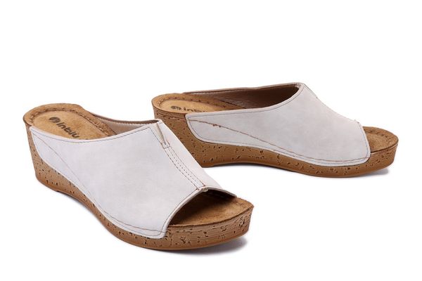 INBLU NG-02 002 beżowy, klapki damskie. Brązowe klapki damskie Inblu, bez wzorów, z gumy, bez obcasa, na koturnie. Za 80.50 zł.