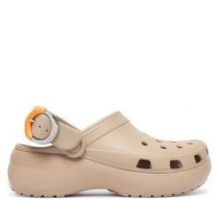 Klapki Crocs. Brązowe klapki damskie Crocs, bez wzorów, bez obcasa. Za 269.99 zł.