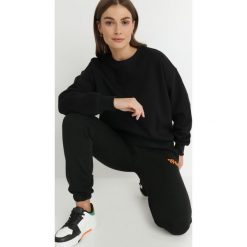 Czarna Bluza z Polarową Podszewką Colda. Czarne bluzy damskie Born2be, l, bez wzorów, z dresówki, bez kaptura. Za 59.99 zł.