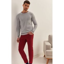 SWETER Z LAMOWANIEM. Swetry przez głowę męskie marki TOP SECRET. W wyprzedaży za 49.99 zł.