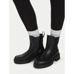 Botki JENNY. Czarne botki damskie Jenny, bez obcasa, na płaskiej podeszwie, bez zapięcia. Za 179.99 zł.
