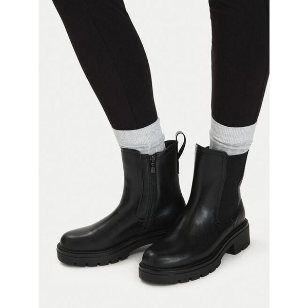 Botki JENNY. Czarne botki damskie Jenny, bez obcasa, na płaskiej podeszwie, bez zapięcia. Za 179.99 zł.