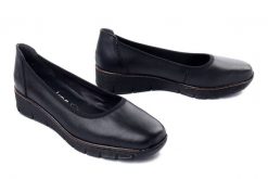 Rieker 53755-00 black, czółenka damskie. Czarne czółenka damskie Rieker, bez wzorów, ze skóry, bez obcasa, na koturnie, bez zapięcia. Za 299.90 zł.