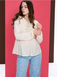 Bluzka z ozdobnymi falbanami - kremowy. Białe bluzki damskie Sinsay, l, bez wzorów, bez kołnierzyka, bez ramiączek. Za 29.99 zł.