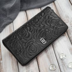 Czarny portfel damski ze skóry naturalnej w kwiaty Paolo Peruzzi AL-13-BL. Czarne portfele damskie Paolo Peruzzi, bez wzorów, ze skóry. Za 89.00 zł.