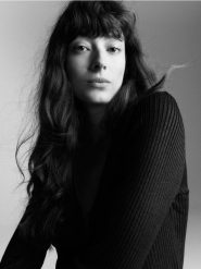 Sweter z wiskozą - czarny. Czarne swetry damskie Reserved, l, bez wzorów, z dzianiny, bez kołnierzyka, bez ramiączek, bez kaptura. W wyprzedaży za 29.99 zł.