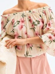 Wiskozowa bluzka z falbankami w kwiaty - wielobarwny. Bluzki damskie Sinsay, l, bez wzorów, z wiskozy, bez kołnierzyka, bez ramiączek. Za 39.99 zł.