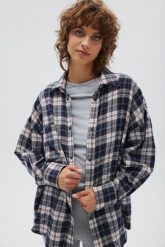 Koszula typu oversize w kratę GRANATOWO CZERWONĄ - RENO. Czerwone koszule damskie Marsala, m, bez wzorów, z bawełny, klasyczne, bez kołnierzyka, bez ramiączek. Za 329.90 zł.