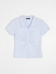 Bawełniana bluzka z marszczeniem - błękitny. Niebieskie bluzki damskie Sinsay, l, bez wzorów, z bawełny, bez kołnierzyka, bez ramiączek. Za 35.99 zł.