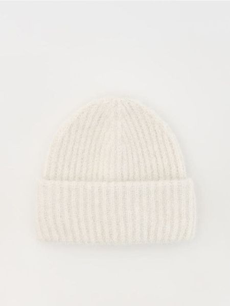 Czapka beanie z domieszką wełny - złamana biel. Czapki i kapelusze damskie Reserved, bez wzorów, z wełny. W wyprzedaży za 32.99 zł.