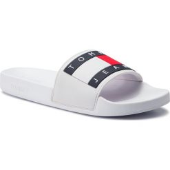 Klapki TOMMY JEANS - Flag Pool Slide EM0EM00284 White 100. Białe klapki męskie marki Tommy Jeans, z jeansu. Za 229.00 zł.