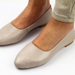 Szare skórzane baleriny damskie T.Sokolski 431. Szare baleriny damskie Sokolski, bez wzorów, ze skóry, bez obcasa, na obcasie. Za 259.00 zł.