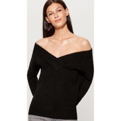 Sweter z odkrytymi ramionami - Czarny. Czarne swetry damskie Mohito. Za 59.99 zł.