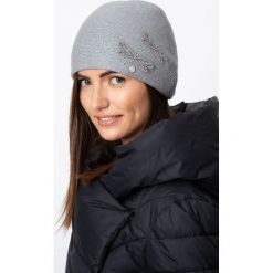 Szara czapka z filcowymi ważkami QUIOSQUE. Czapki i kapelusze damskie marki QUIOSQUE. W wyprzedaży za 69.99 zł.