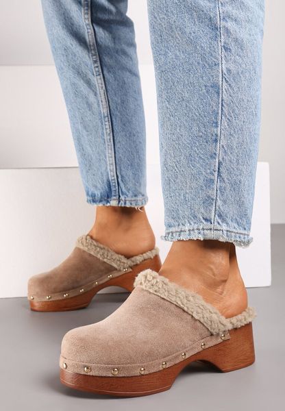 Ciemnobeżowe Klapki Typu Mule na Grubej Podeszwie z Barankiem i Ćwiekami Cretinea. Brązowe klapki damskie Born2be, z aplikacjami, z jeansu, eleganckie, bez obcasa, na obcasie. Za 79.99 zł.