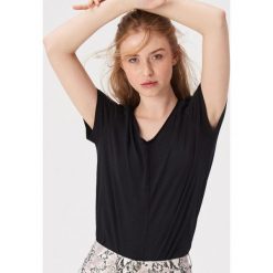 Luźny t-shirt z dekoltem w szpic - Czarny. T-shirty damskie marki Sinsay. Za 19.99 zł.