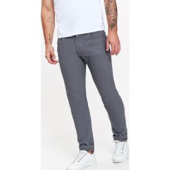SPODNIE MĘSKIE TYPU BASIC Z PIĘCIOMA KIESZENIAMI O KROJU REGULAR. Spodnie materiałowe męskie marki TOP SECRET. W wyprzedaży za 29.99 zł.