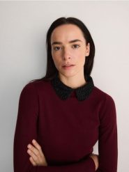 Sweter z ozdobnym kołnierzem - bordowy. Czerwone swetry damskie Reserved, l, bez wzorów, z dzianiny, bez kołnierzyka, bez ramiączek, bez kaptura. W wyprzedaży za 59.99 zł.