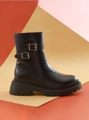 Botki - czarny. Czarne botki damskie Sinsay, z gumy, bez obcasa, bez zapięcia. Za 119.99 zł.
