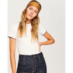 T-shirt z pofalowaną lamówką - Kremowy. T-shirty damskie marki DOMYOS. W wyprzedaży za 29.99 zł.