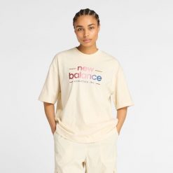 Koszulka damska New Balance WT53916LIN – beżowa. Brązowe t-shirty damskie New Balance, s, bez wzorów, z bawełny, klasyczne, bez kołnierzyka. Za 169.99 zł.
