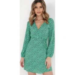 Zielona Sukienka Calliala. Zielone sukienki damskie Born2be, na imprezę, s, bez wzorów, z materiału, bez kołnierzyka, bez ramiączek, mini, kopertowe. Za 34.99 zł.