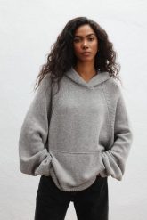 Sweter z kapturem typu oversize w kolorze GREY - LAFFI-UNI. Szare swetry damskie Marsala, uniwersalny, bez wzorów, z jeansu, boho, bez kołnierzyka, bez ramiączek, długie, z kapturem. Za 589.90 zł.