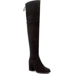 Muszkieterki STUART WEITZMAN - Tieland Black Suede. Czarne kozaki damskie Stuart Weitzman, z materiału, przed kolano, bez obcasa, na obcasie. Za 3,700.00 zł.
