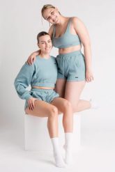 Szorty LOEWI prążkowane, miękka bawełna 450 g/m² – niebieski. Niebieskie szorty sportowe damskie AESTHETIC WOLF, m, bez wzorów, z bawełny, na fitness i siłownię. Za 109.99 zł.