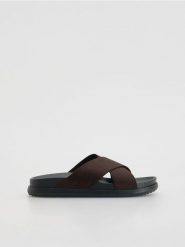 Klapki z imitacji zamszu - ciemnobrązowy. Brązowe klapki damskie Reserved, bez wzorów, bez obcasa. Za 59.99 zł.