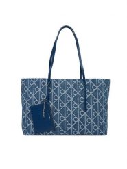 Calvin Klein Torebka Emblem Aop Denim Tote W/ Pouch LV04F3428G Niebieski. Niebieskie torebki do ręki damskie Calvin Klein, bez wzorów, z denimu, bez dodatków. Za 649.99 zł.