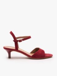 Bordowe sandały na obcasie. Czerwone sandały damskie Ryłko, bez wzorów, z gumy, bez obcasa, na obcasie, bez zapięcia. Za 379.99 zł.