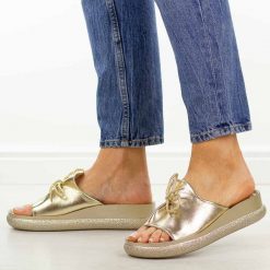 Złote klapki damskie na platformie Potocki 43366. Żółte klapki damskie POTOCKI, bez wzorów, ze skóry, eleganckie, bez obcasa, na platformie. Za 169.00 zł.