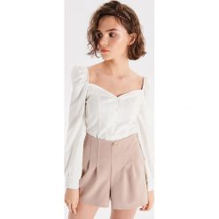 Bluzka z dekoltem w kształcie serca - Biały. Bluzki damskie marki Cropp. Za 69.99 zł.