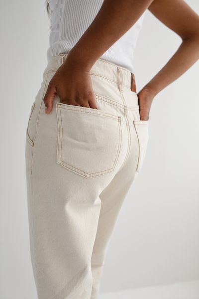 Spodnie jeansowe typu mom fit w kolorze BEIGE JEANS - JUST-XS. Brązowe jeansy damskie Marsala, z podwyższonym stanem. Za 349.90 zł.