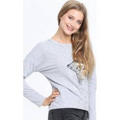 Jasnoszara Bluzka Star. Szare bluzy damskie marki Born2be, z aplikacjami, retro, z okrągłym kołnierzem, z długim rękawem. Za 49.99 zł.