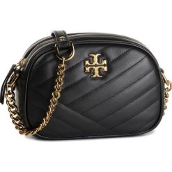 Torebka TORY BURCH - Kira Chevron Camera Bag 60227 Black 001. Czarne listonoszki damskie Tory Burch, bez wzorów, ze skóry, bez dodatków. Za 1,569.00 zł.