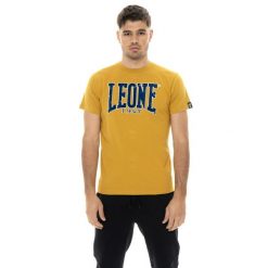 Koszulka Kurzärmeliges Herren aus Baumwolle z New Era 1947 Leone Flockdruck. Żółte buty sportowe męskie LEONE 1947 APPAREL, bez wzorów, z bawełny, bez kołnierzyka, bez ramiączek, na fitness i siłownię. W wyprzedaży za 84.20 zł.