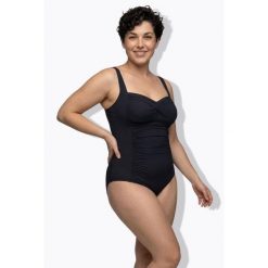 Damski Strój kąpielowy drapowanie drobna faktura miękkie miseczki. Czarne kostiumy jednoczęściowe damskie Ulla Popken, plus size, bez wzorów, z elastanu, sportowe, plus size, do pływania. Za 239.99 zł.