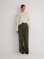 Szerokie spodnie z paskiem - zielony. Zielone spodnie materiałowe damskie Reserved, l, bez wzorów, z bawełny. W wyprzedaży za 89.99 zł.