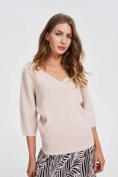 Sweter z rękawami 3/4 beżowy. Brązowe swetry damskie MOODO, l, bez wzorów, z poliamidu, bez kołnierzyka, bez ramiączek, bez kaptura. Za 129.99 zł.