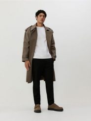 Spodnie chino slim z wiskozą - czarny. Czarne spodnie materiałowe męskie Reserved, bez wzorów, z tkaniny. W wyprzedaży za 99.99 zł.