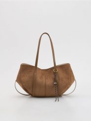 Torebka na ramię - brązowy. Brązowe torby na ramię damskie Reserved, bez wzorów, na ramię, bez dodatków. Za 159.99 zł.