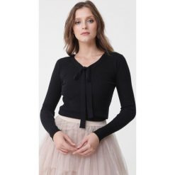 Czarny Sweter Anahi. Czarne swetry damskie Born2be, l, bez wzorów, prążkowane, bez kołnierzyka, bez ramiączek, długie, bez kaptura. Za 69.99 zł.